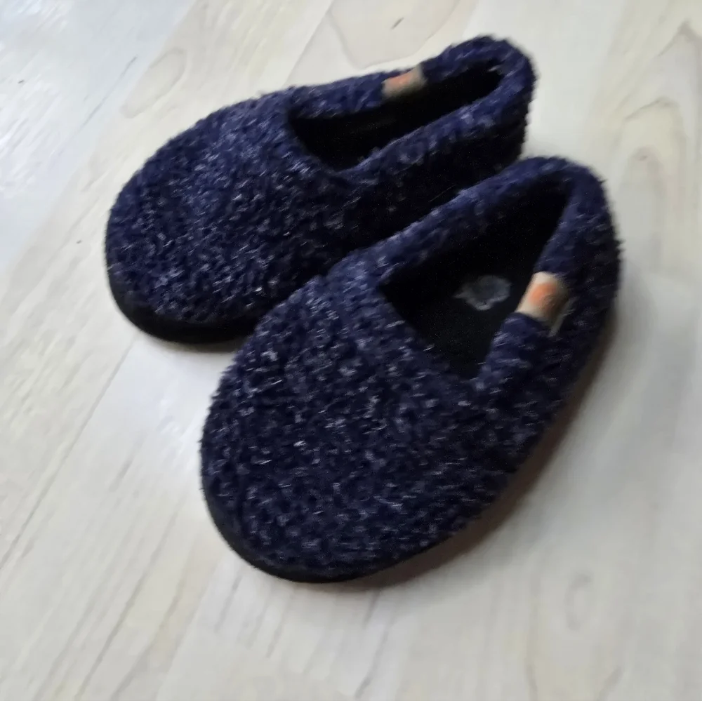 Acorn Slippers Size 8/9